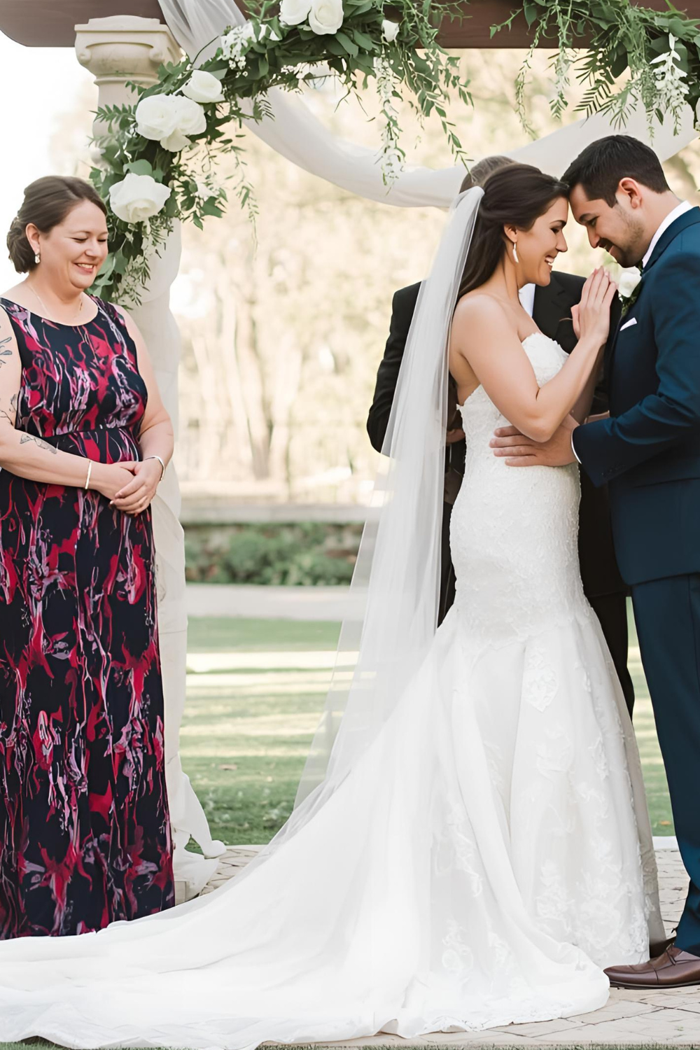 momentos como a família orando antes da cerimônia, o casal orando de costas um para o outro ou as mãos unidas durante a bênção.